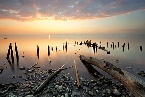 Evening mood at a wharf with ice on Lake Constance near Allensbach, Baden-Wuerttemberg, Germany, Europe