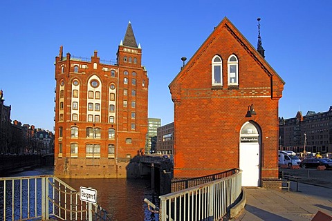 Evening light, cafe, bistro and bar Fleetschloesschen, in the back warehouse Block 5, Hamburg, Speicherstadt historic warehouse district, Germany, Europe