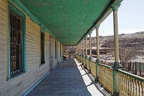 Veranda, former administration, saltpeter works, abandoned salpeter town, ghost town, desert, museum, Unesco World Heritage Site, Humberstone, Iquique, Norte Grande, northern Chile, South America