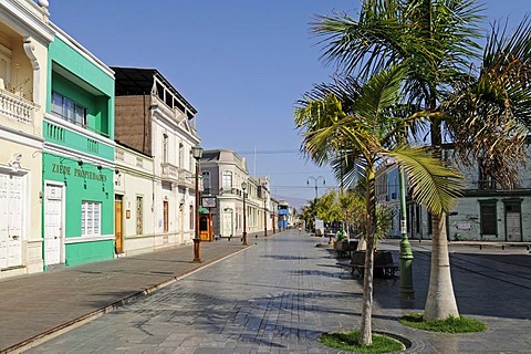 Avenida Baquedano, historic buildings, colourful wooden houses, road, pedestrian area, Iquique, Norte Grande, Northern Chile, Chile, South America