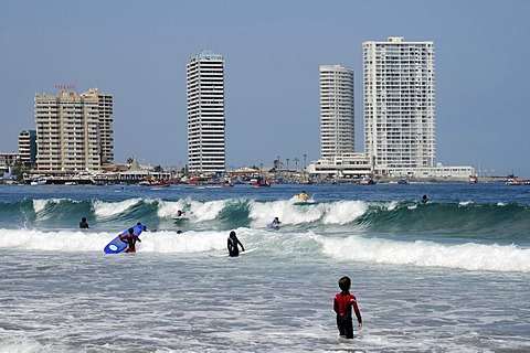 Big waves, surfers, Playa Cavancha beach, skyscrapers, Iquique, Norte Grande, northern Chile, Chile, South America