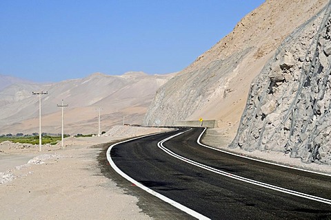 Empty, lonely road, black asphalt, Atacama desert, desert mountains, Arica, Norte Grande, northern Chile, Chile, South America