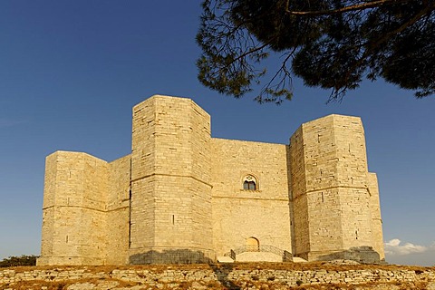 Castel del Monte, built by Holy Roman Emperor Frederick II of Hohenstaufen, UNESCO World Heritage Site, Apulia, Puglia, Italy, Europe