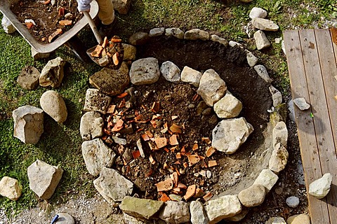 Constructiing a herb spiral