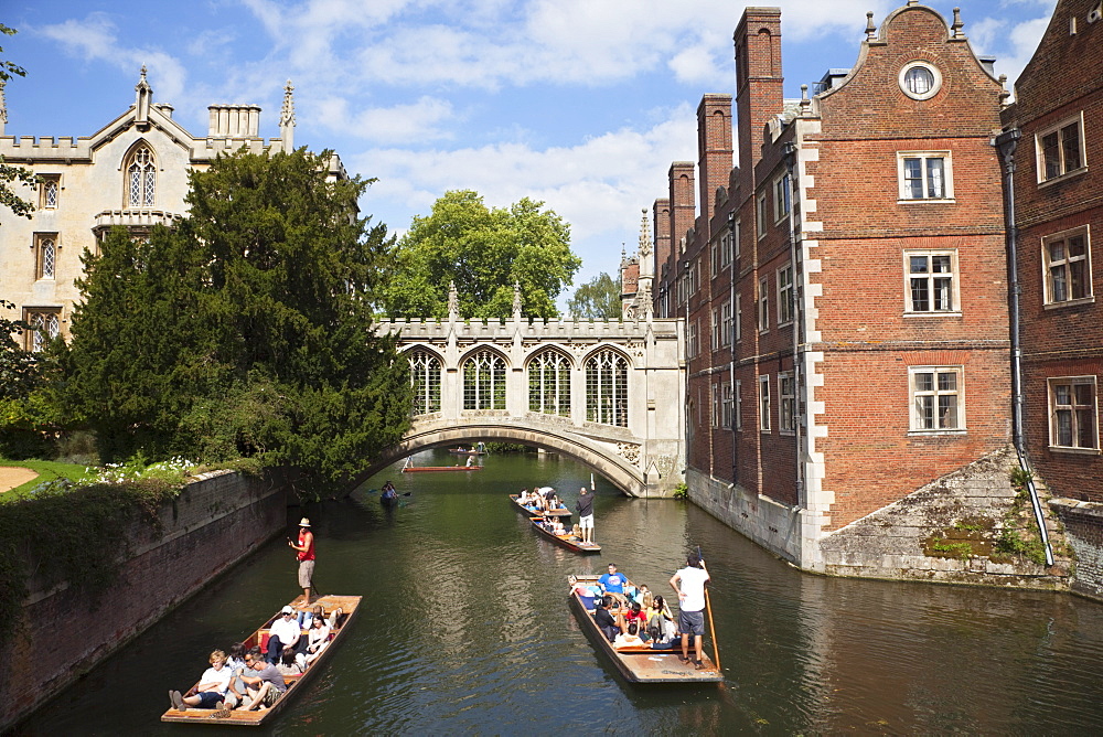 Punting on River Cam with Bridge of Sighs and St. John's College, Cambridge, Cambridgeshire, England, United Kingdom, Europe