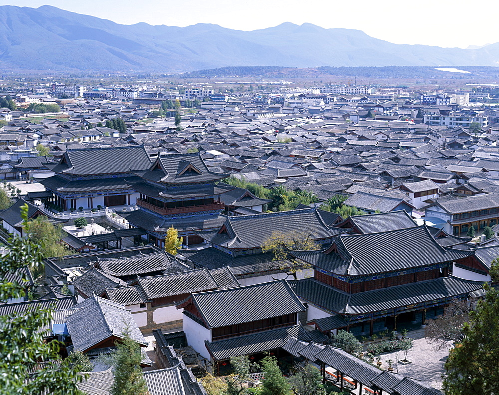 Mu Family Mansion and ancient rooftops of Old Town dating from the Ming Dynasty, UNESCO World Heritage Site, Lijiang, Yunnan Province, China, Asia