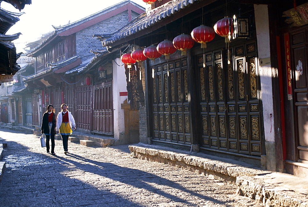 Narrow Streets and old wooden buildings in the Old Town, UNESCO World Heritage Site,, Lijiang, Yunnan Province, China, Asia