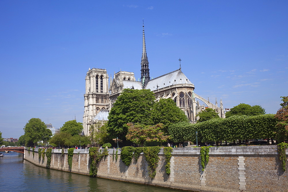 River Seine and Notre Dame, Paris, France, Europe