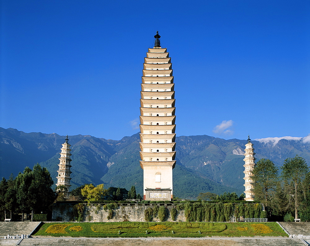 Three Pagodas dating from the Tang Dynasty, Dali, Yunnan Province, China, Asia