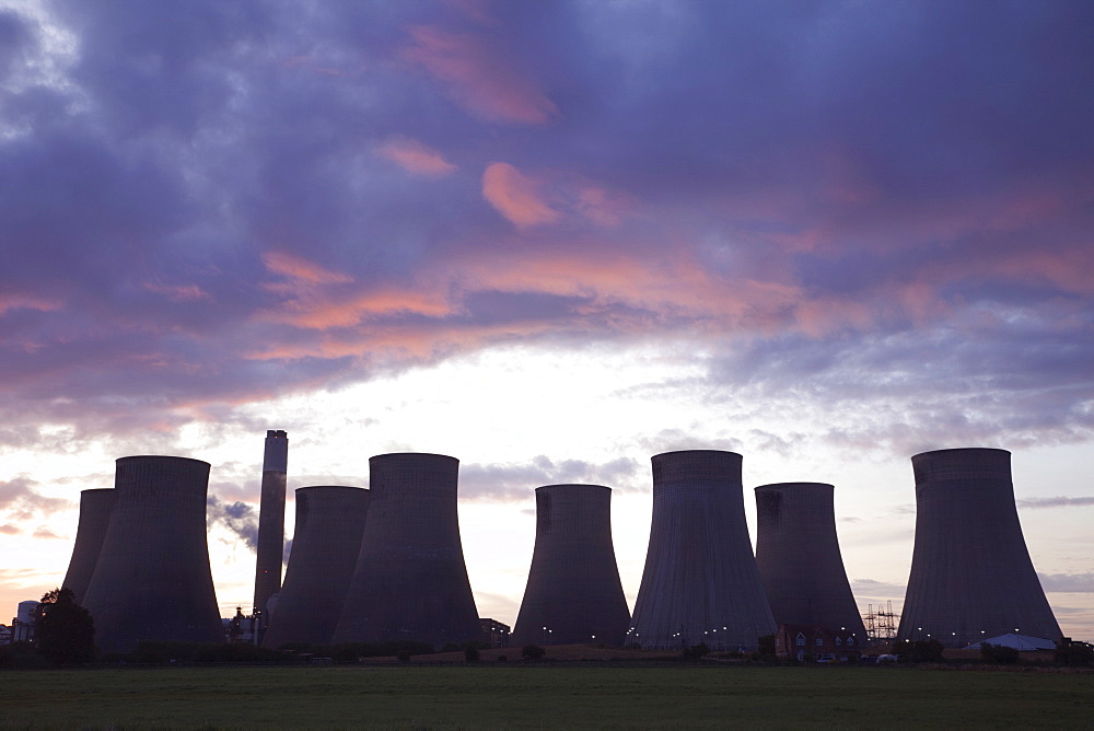 Cooling towers of Radcliffe-on-Soar coal fired power station, Nottinghamshire, England, United Kingdom, Europe