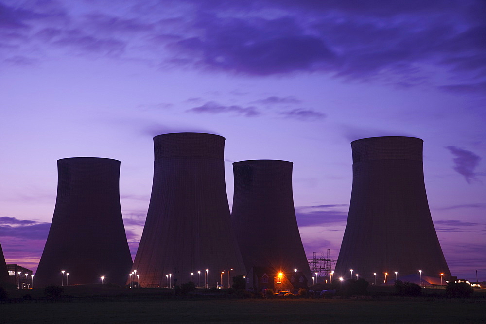 Cooling towers of Radcliffe-on-Soar coal fired power station, Nottinghamshire, England, United Kingdom, Europe