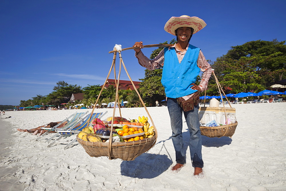 Fruit vendor, Saikaew Beach, Ko Samet, Thailand, Southeast Asia, Asia