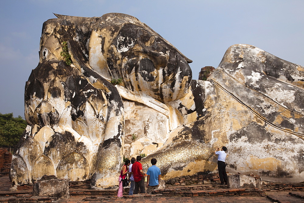 Tourists looking at Giant Reclining Buddha, Wat Lokaya Sutha, Ayutthaya Historical Park, Ayutthaya, Thailand, Southeast Asia, Asia