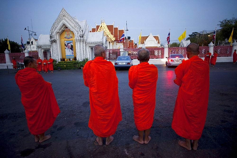 Monks collecting alms at the Marble Temple (Wat Benchamabophit), Bangkok, Thailand, Southeast Asia, Asia