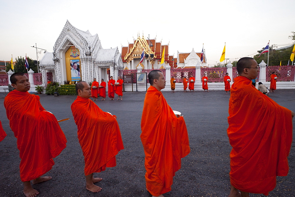 Monks collecting alms at the Marble Temple (Wat Benchamabophit), Bangkok, Thailand, Southeast Asia, Asia