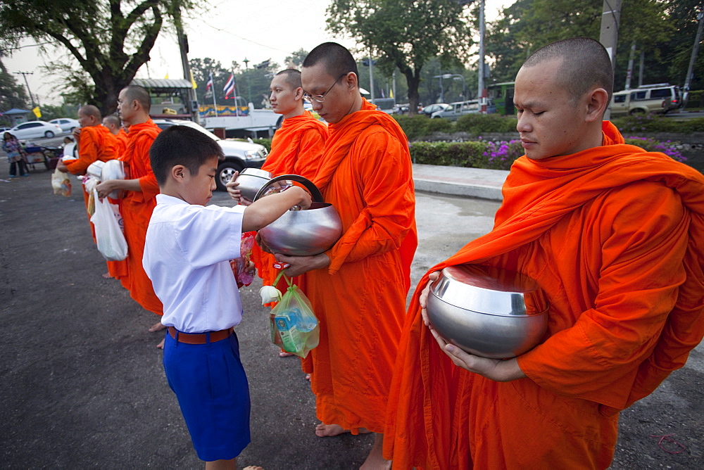 Monks collecting alms at the Marble Temple (Wat Benchamabophit), Bangkok, Thailand, Southeast Asia, Asia