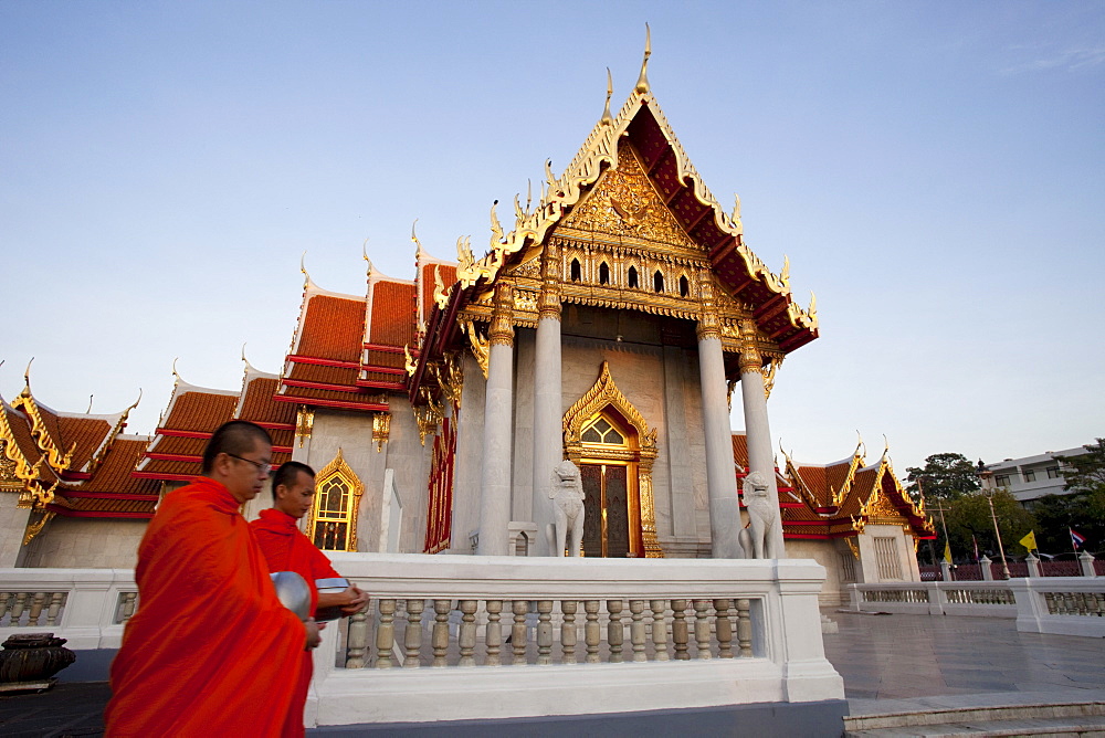 Monks collecting alms at the Marble Temple (Wat Benchamabophit), Bangkok, Thailand, Southeast Asia, Asia