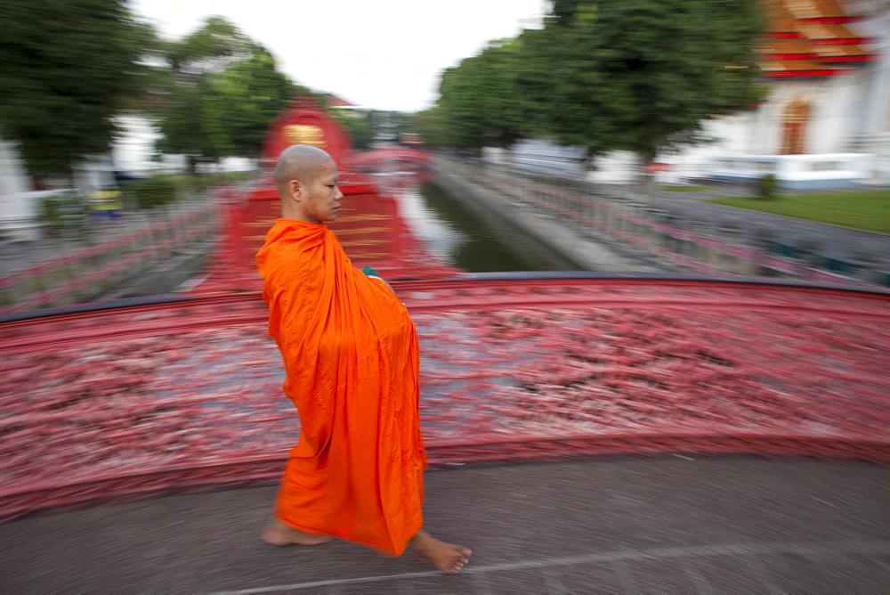 Monk at the Marble Temple (Wat Benchamabophit), Bangkok, Thailand, Southeast Asia, Asia