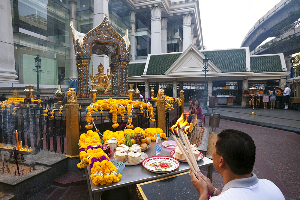 Erawan Shrine, Bangkok, Thailand, Southeast Asia, Asia