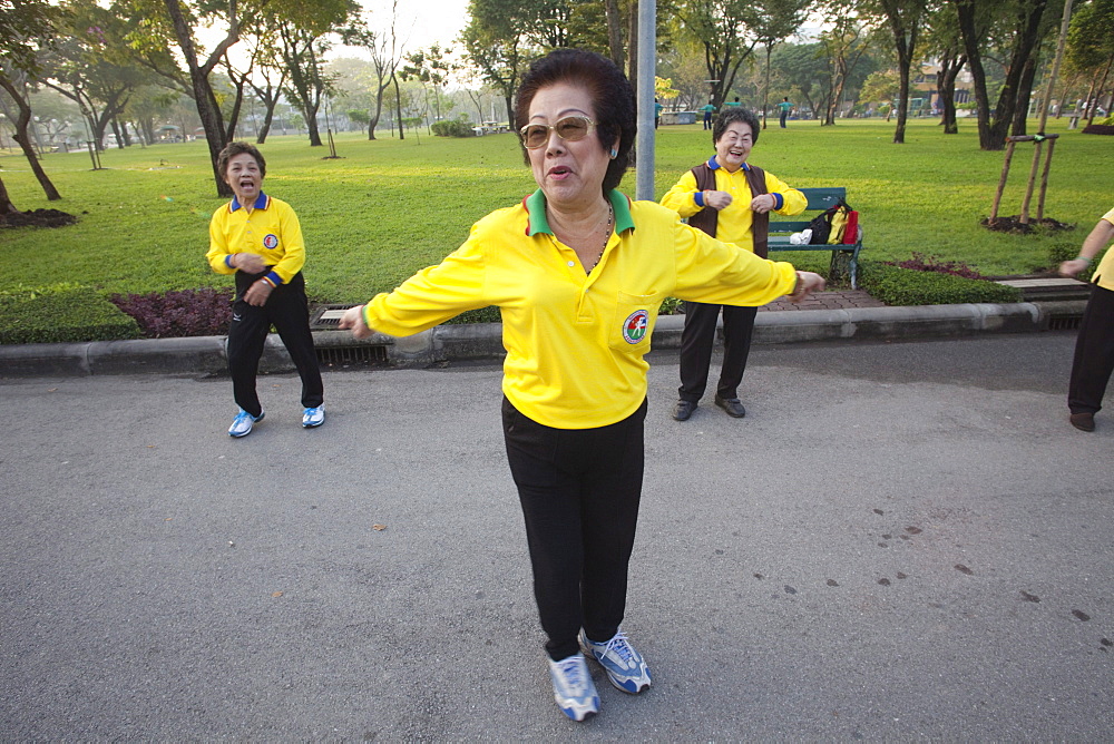 Elderly ladies exercising in Lumphini Park, Bangkok, Thailand, Southeast Asia, Asia