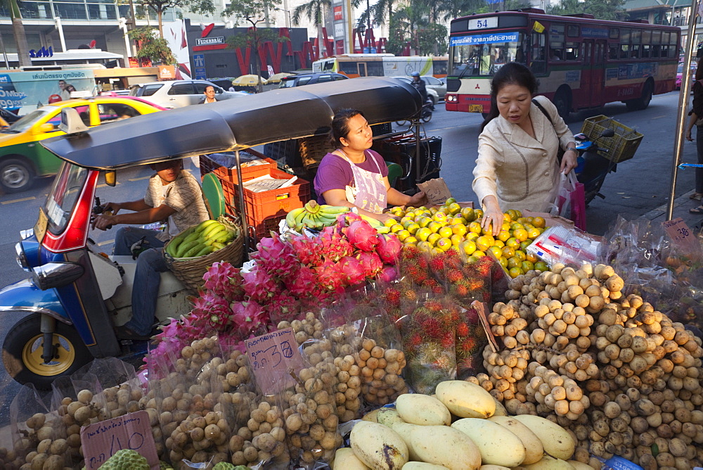 Woman shopping at roadside fruit vendor, Bangkok, Thailand, Southeast Asia, Asia