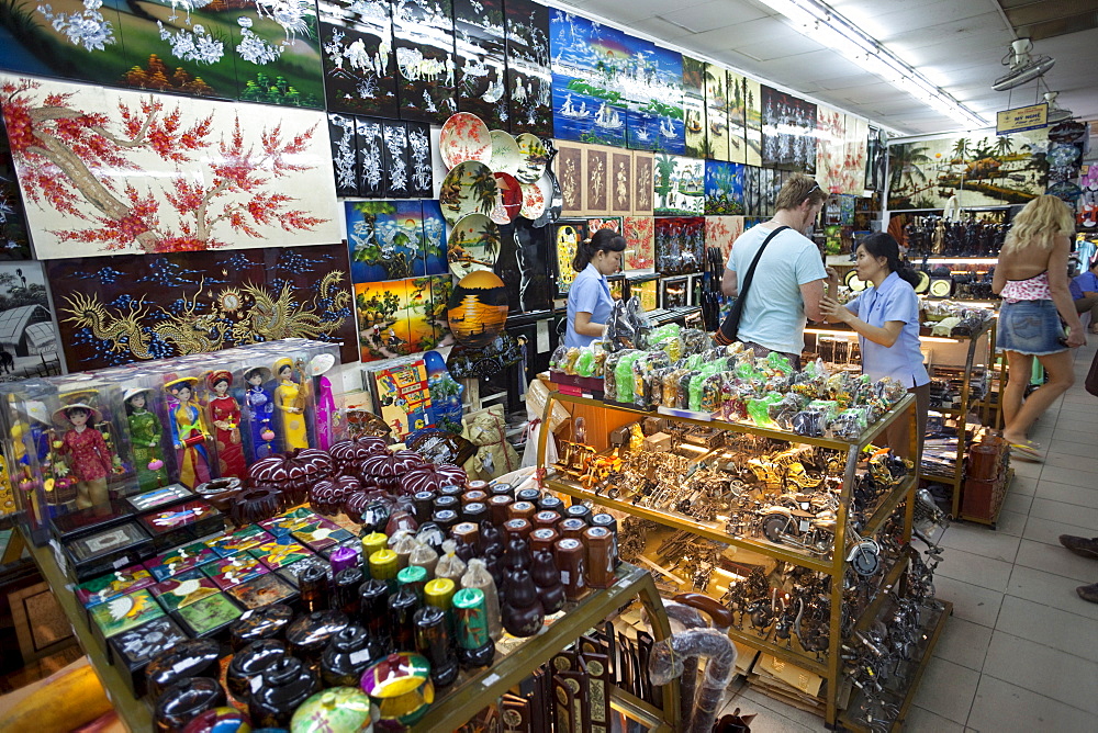 Souvenir stall, Ben Thanh Market, Ho Chi Minh City, Vietnam, Indochina, Southeast Asia, Asia