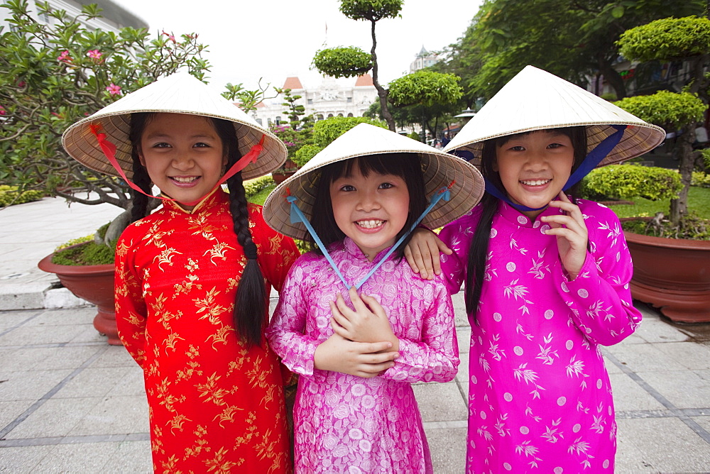 Girls dressed in traditional Vietnamese costume, Ho Chi Minh City, Vietnam, Indochina, Southeast Asia, Asia