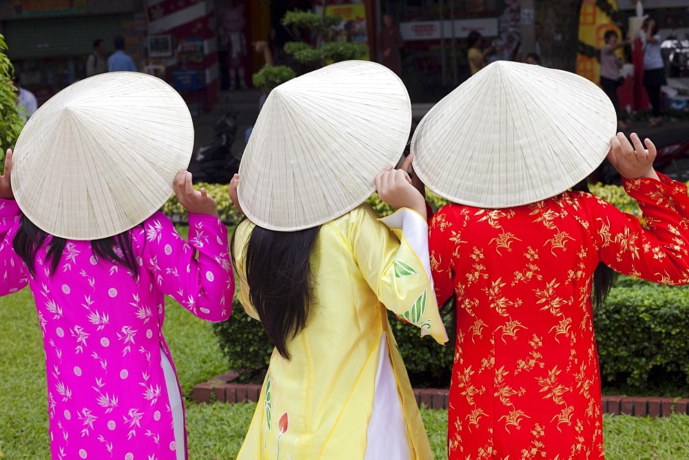 Girls dressed in traditional Vietnamese costume, Ho Chi Minh City, Vietnam, Indochina, Southeast Asia, Asia