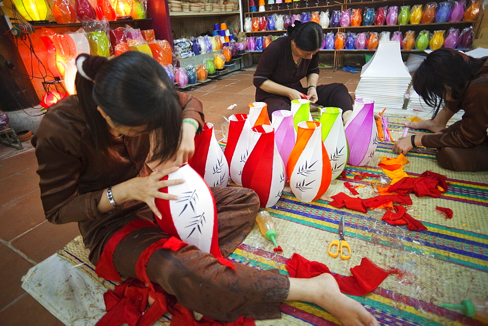 Paper lantern making in the Handicraft Workshop, Hoi An, Vietnam, Indochina, Southeast Asia, Asia