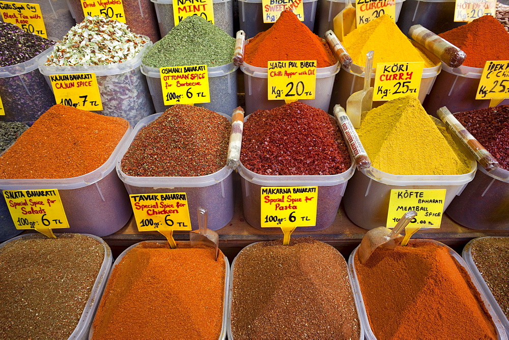 Spice shop in the Spice Bazaar, Sultanahmet, Istanbul, Turkey, Europe