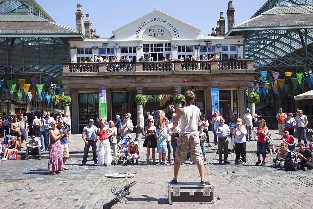 Street performer, Covent Garden, London, England, United Kingdom, Europe