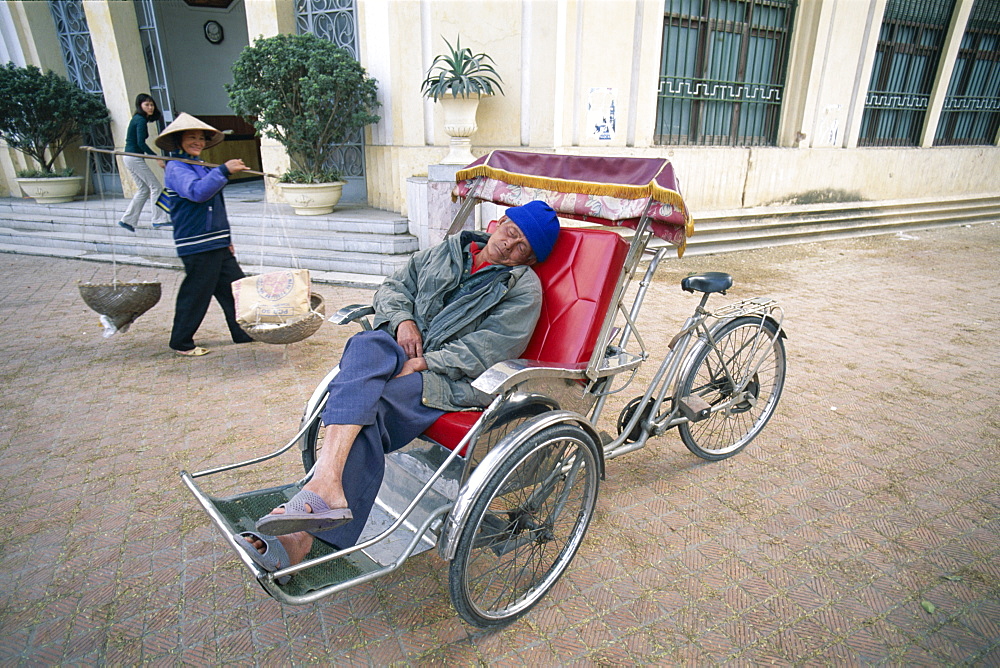 Sleeping cyclo driver, Hanoi, Vietnam, Indochina, Southeast Asia, Asia