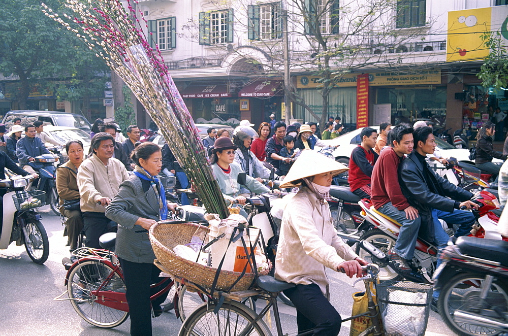 Road traffic, Hanoi, Vietnam, Indochina, Southeast Asia, Asia