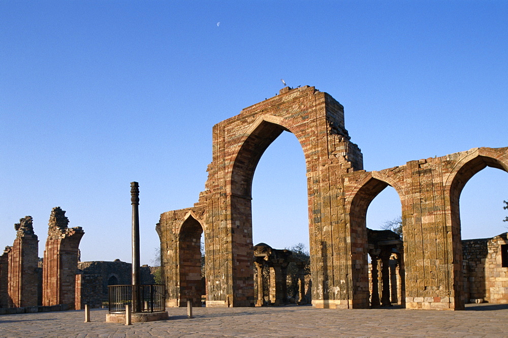 Qutb Minar Mosque, Gupta Iron Pillar, UNESCO World Heritage Site, Delhi, India, Asia