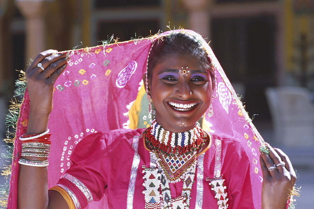 Woman dressed in traditional costume, Jaipur, Rajasthan, India, Asia