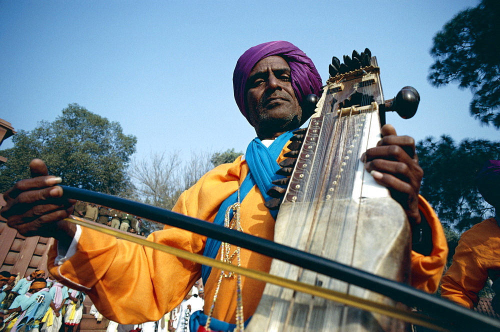 Man playing traditional folk guitar, Rajasthan, India, Asia