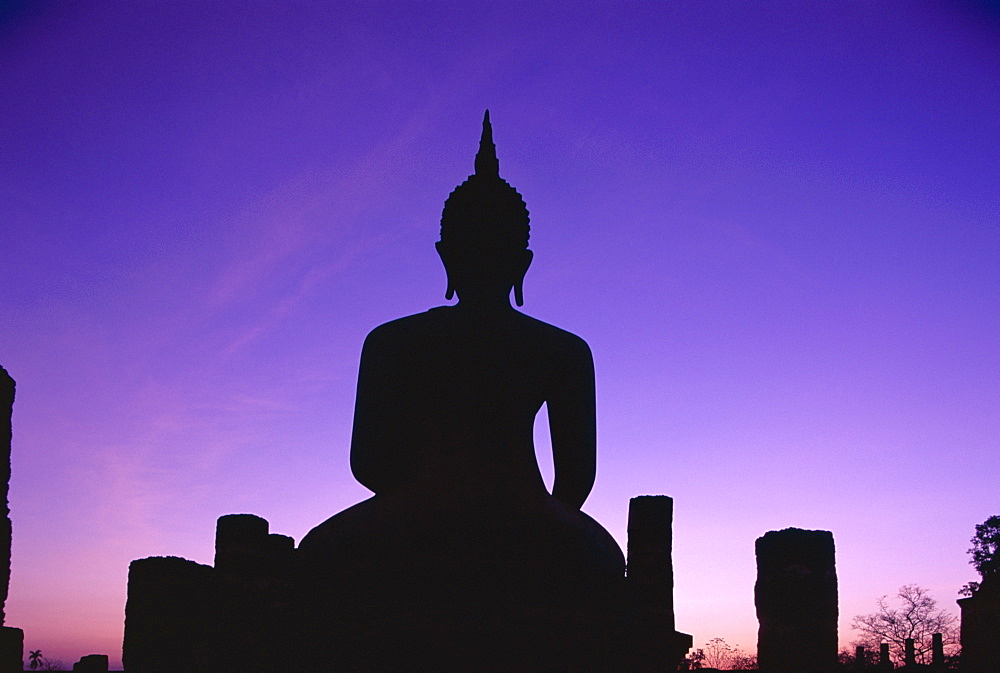 Seated Buddha statue at sunset, Wat Mahathat, UNESCO World Heritage Site, Sukhothai, Thailand, Southeast Asia, Asia