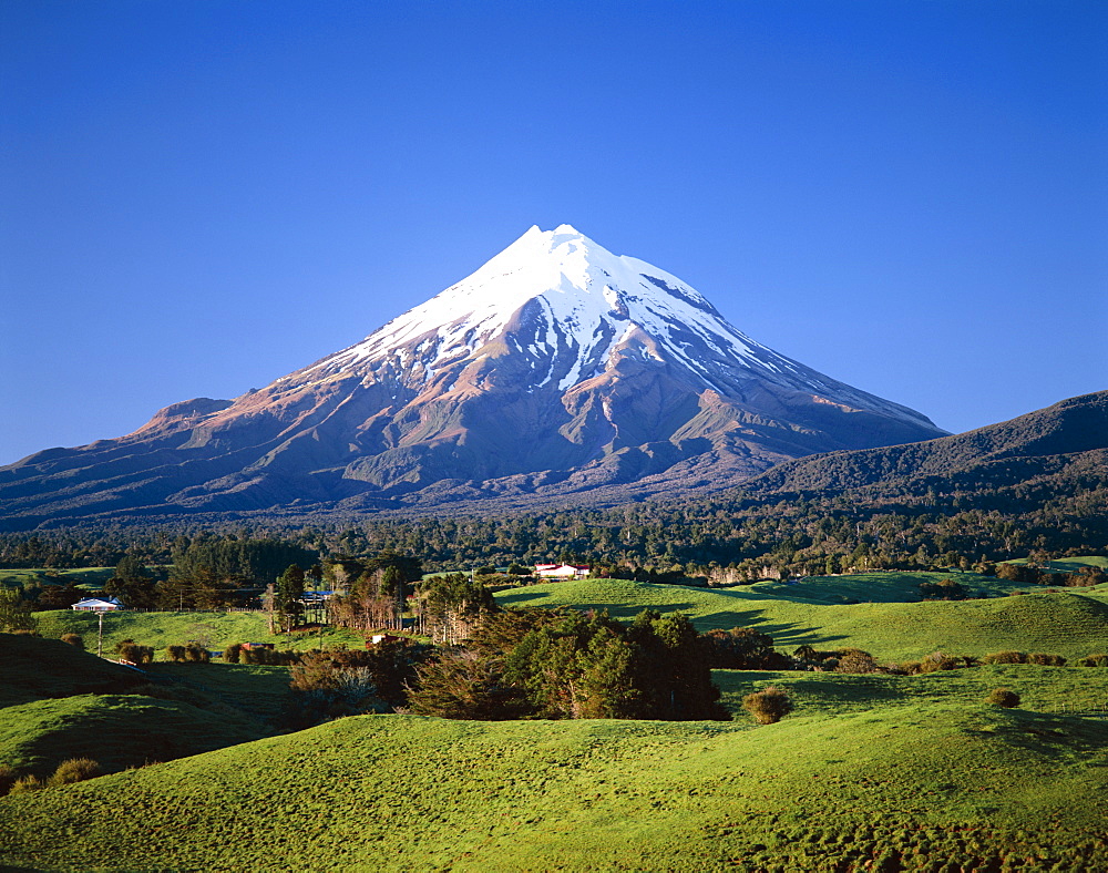 Mount.Egmont (Mount Taranaki), Egmont National Park, Taranaki, North Island, New Zealand, Pacific