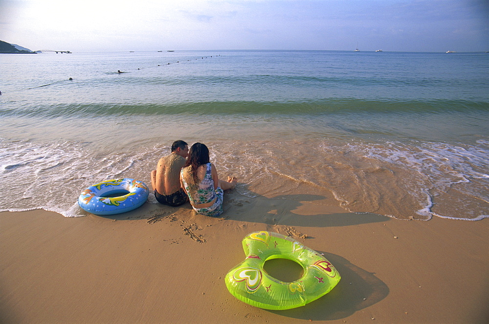 Couple on beach, Dadonghai Beach, Sanya, Hainan Island, China, Asia