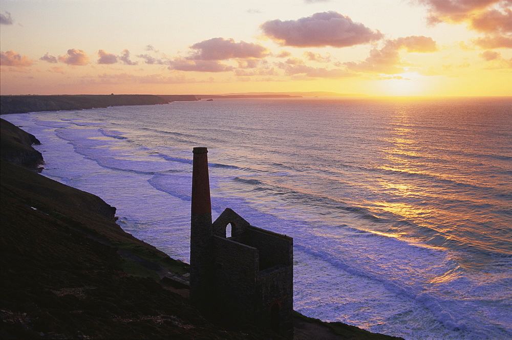 Silhouette of Wheal Coates Mine, St. Agnes, Cornwall, England, United Kingdom, Europe