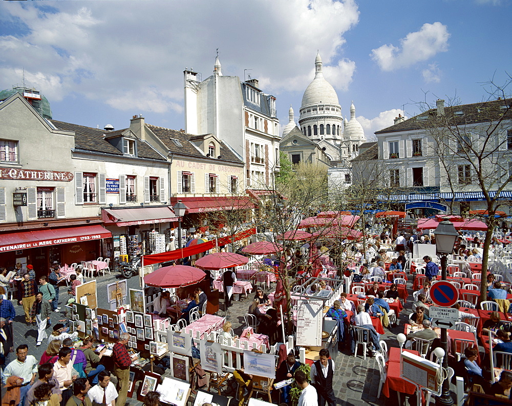 Outdoor cafes in the Place du Tertre and Sacre-Coeur (Basilique du Sacre-Coeur) in background, Montmartre, Paris, France, Europe