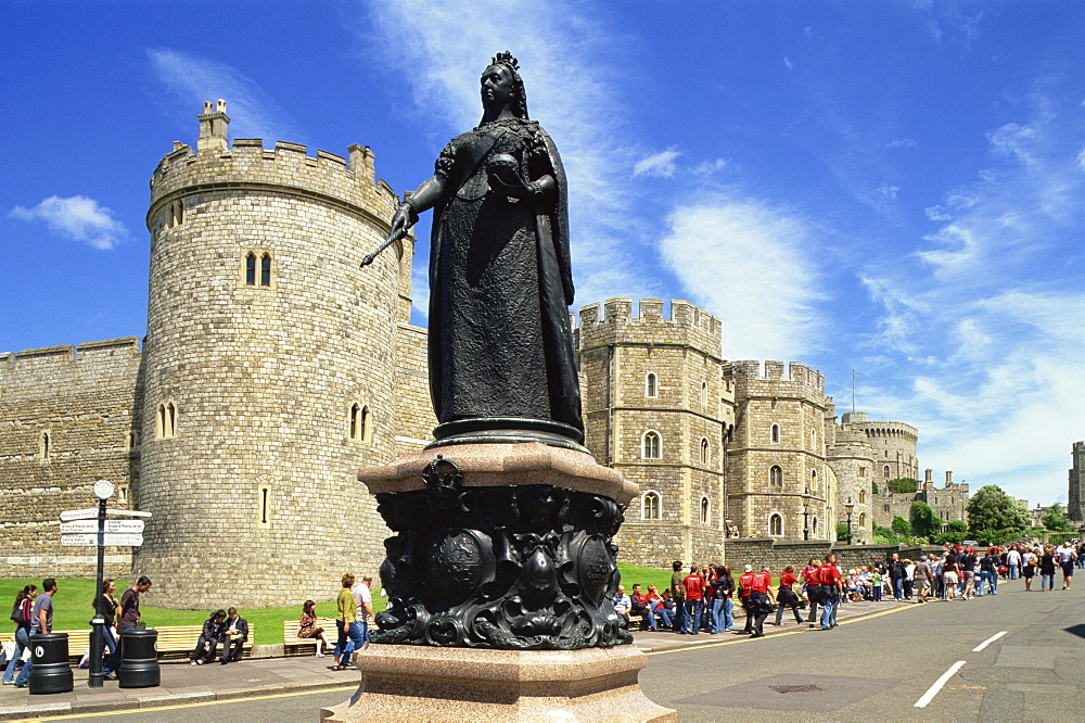 Statue of Queen Victoria in front of Windsor Castle, Windsor, Berkshire, England, United Kingdom, Europe