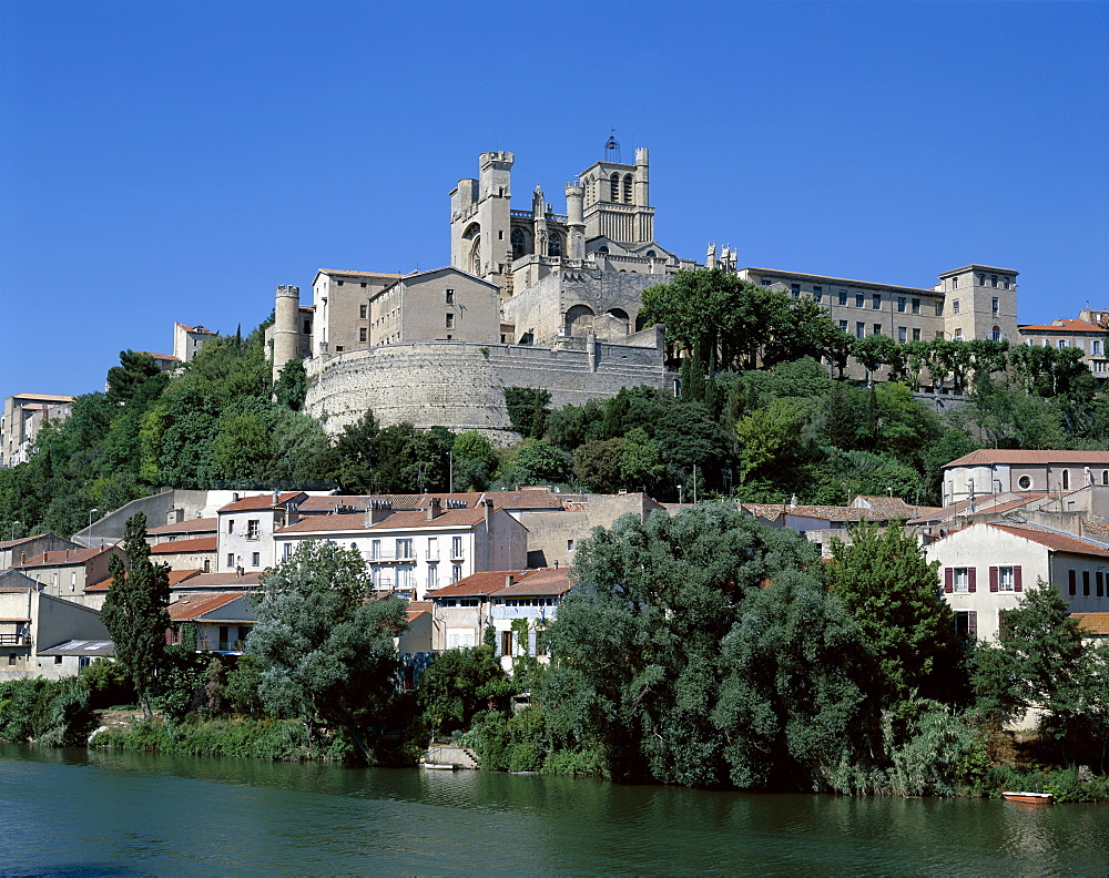 L'Orb River and St. Nazaire's Cathedral, Beziers, Languedoc-Roussillon, France, Europe