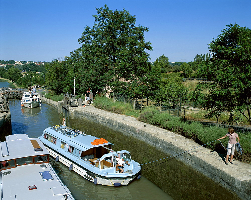 Lock gates, Canal du Midi, UNESCO World Heritage Site, Beziers, Languedoc-Roussillon, France, Europe