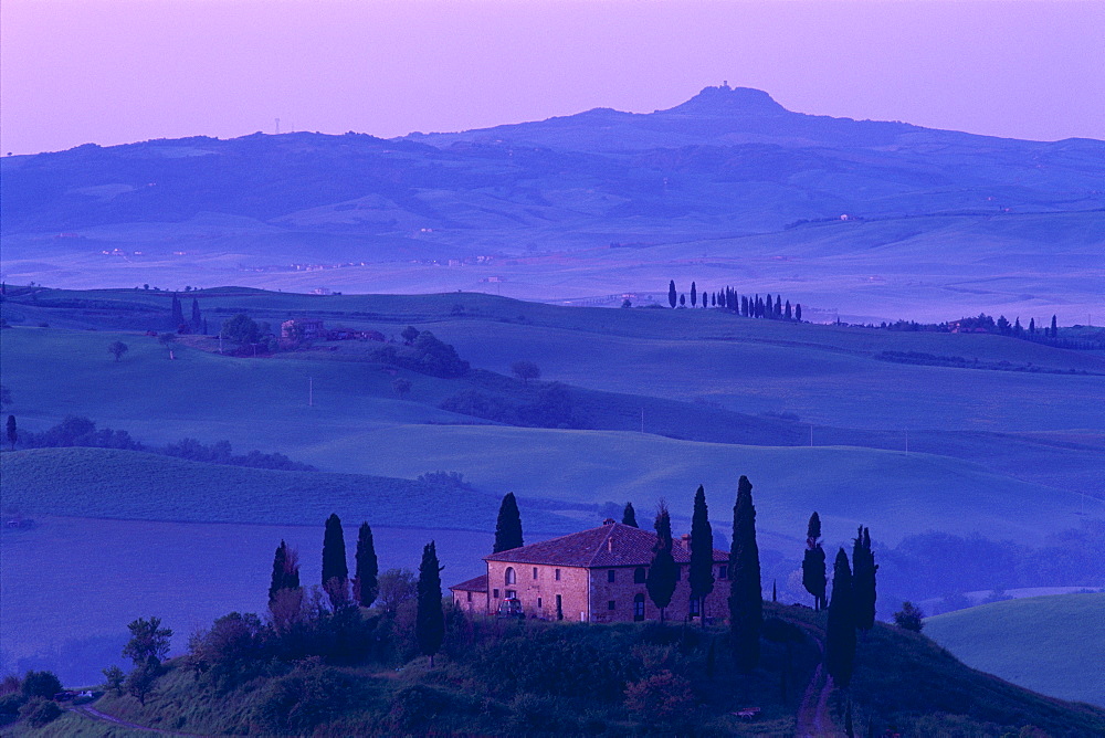 Farmhouse and countryside view at dawn, Val d'Orcia, UNESCO World Heritage Site, Tuscany, Italy, Europe