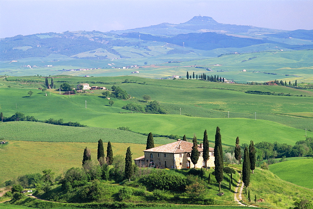 View of farmhouse and hills, Val d'Orcia, UNESCO World Heritage Site, Tuscany (Toscana), Italy, Europe