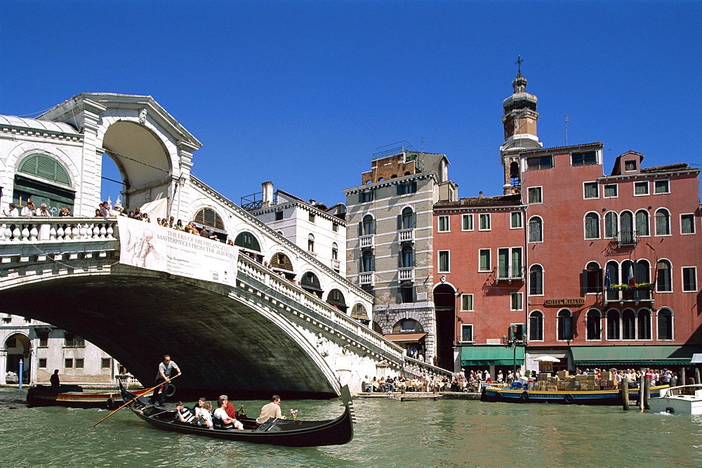 Gondola on the Grand Canal, Rialto Bridge (Ponte di Rialto), Venice, UNESCO World Heritage Site, Veneto, Italy, Europe