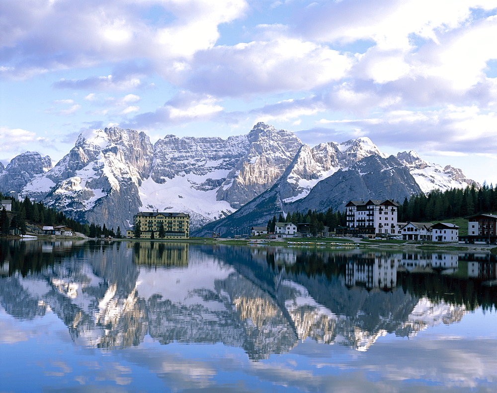 Dolomite Mountains (Dolomiti), Misurina Lake (Lago di Misurina) and Sorapiss Peaks, Misurina, Trentino, Italy, Europe