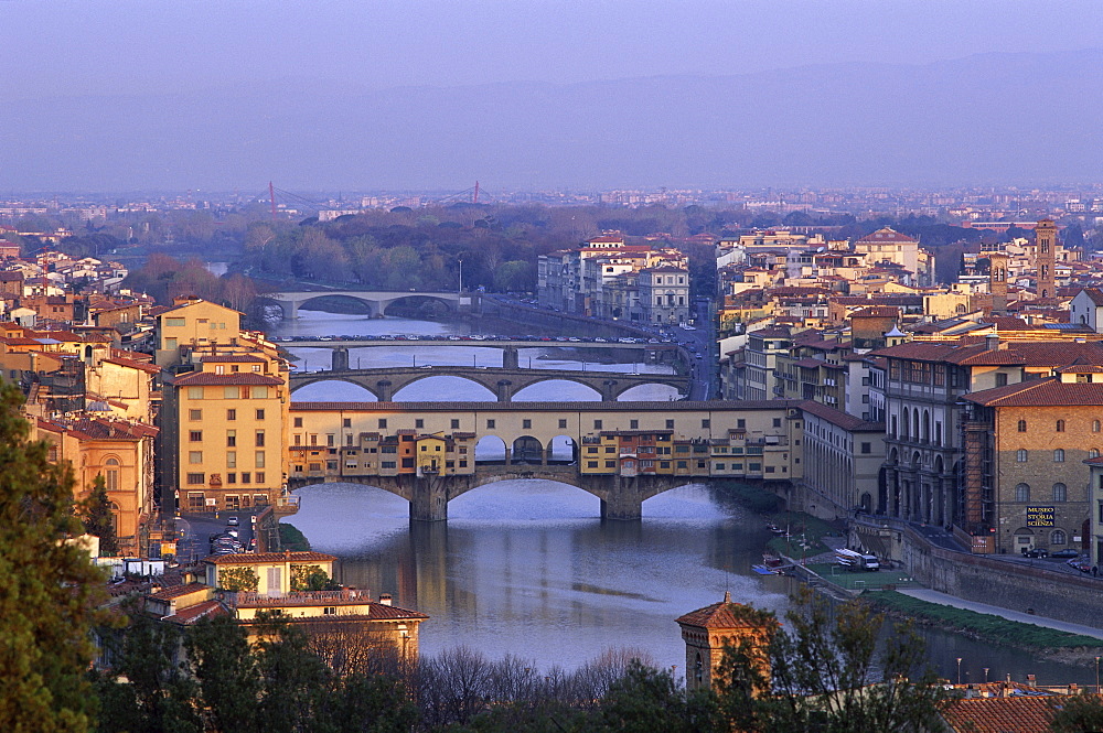 View of the Ponte Vecchio and Arno River, Florence (Firenze), Tuscany (Toscana), Italy, Europe