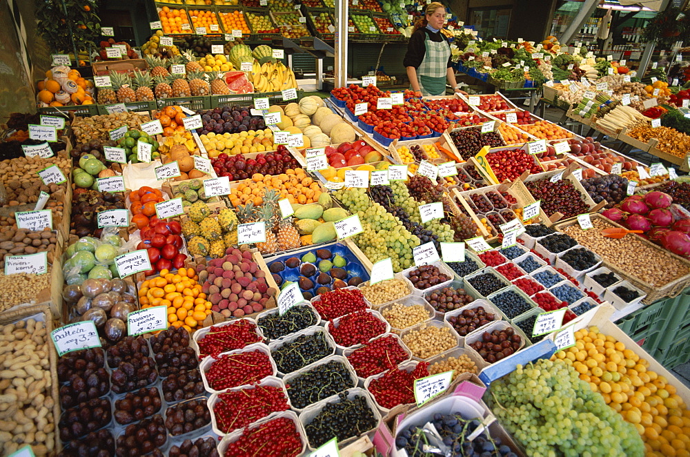 Market stalls, The Viktualienmarkt, Munich, Bavaria, Germany, Europe